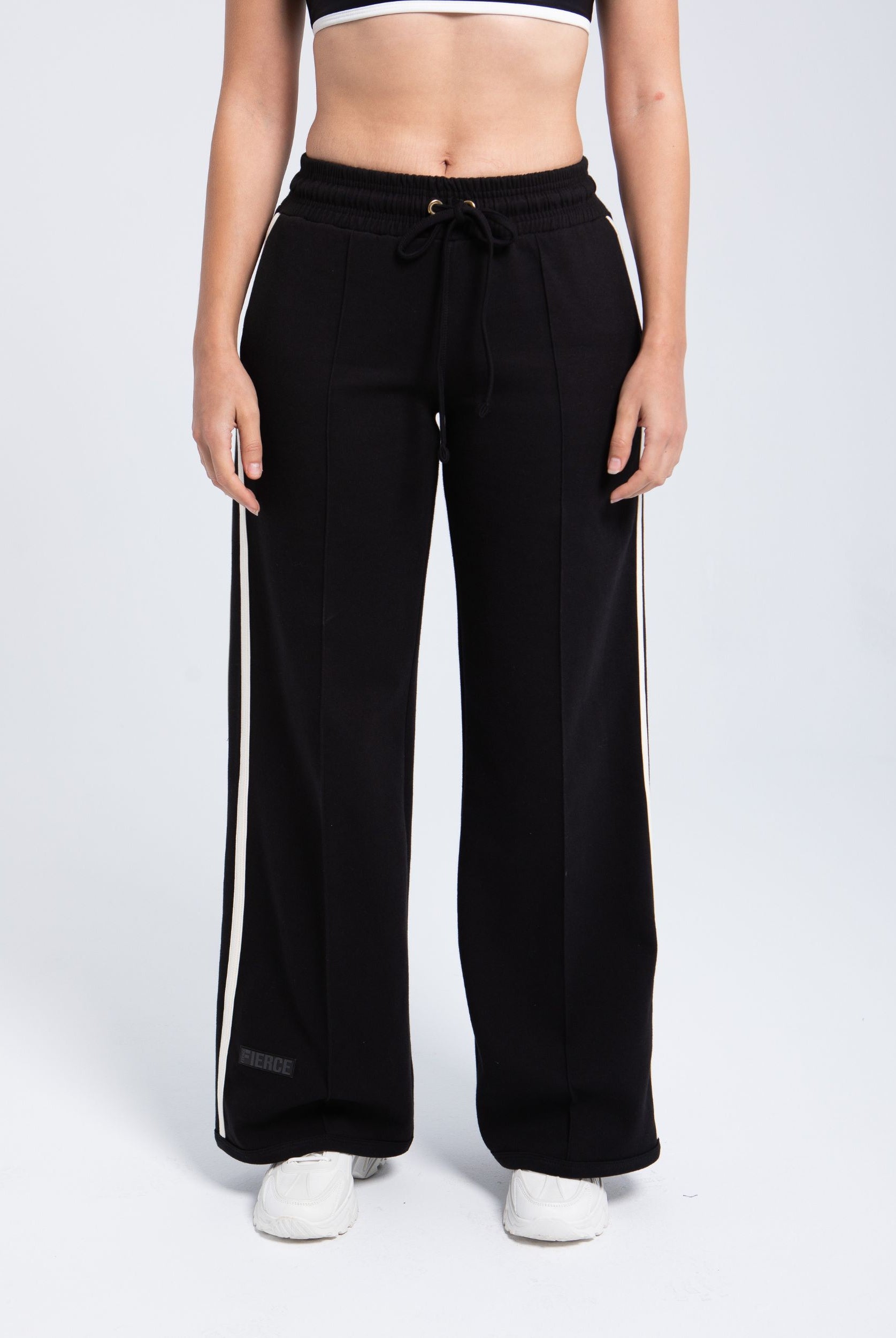 Women’s wide-leg fleece pants with side stripe detail