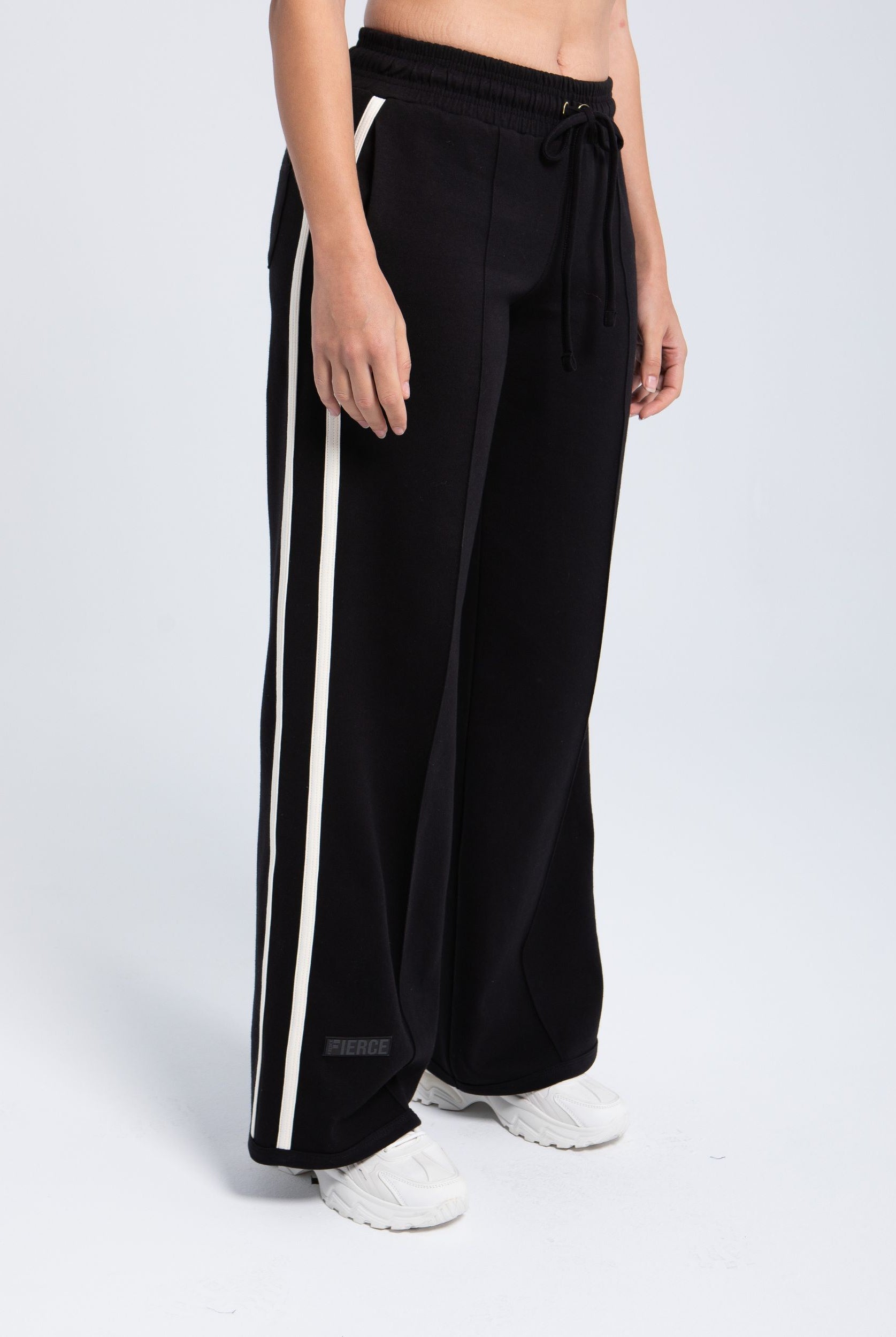 Women’s wide-leg fleece pants with side stripe detail
