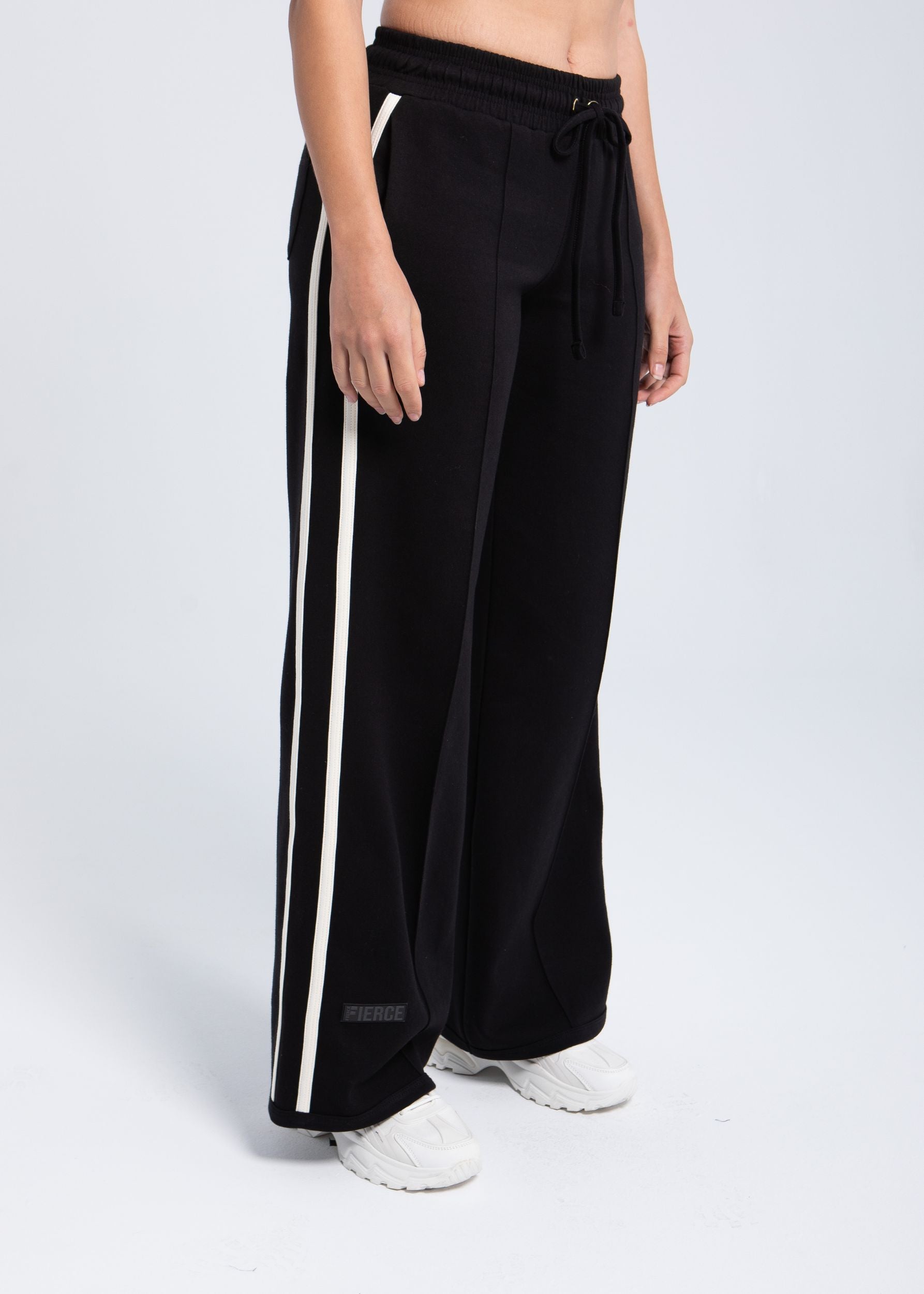 Women’s wide-leg fleece pants with side stripe detail