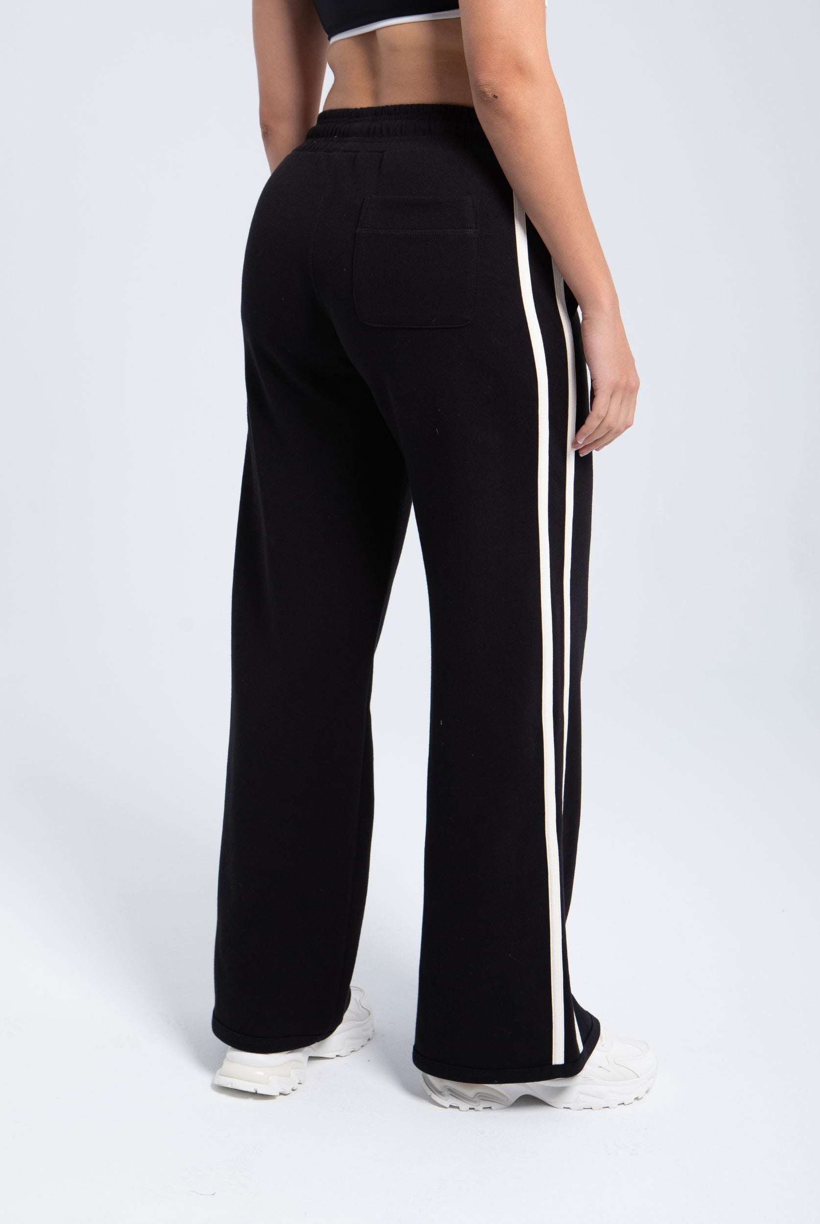 Women’s wide-leg fleece pants with side stripe detail