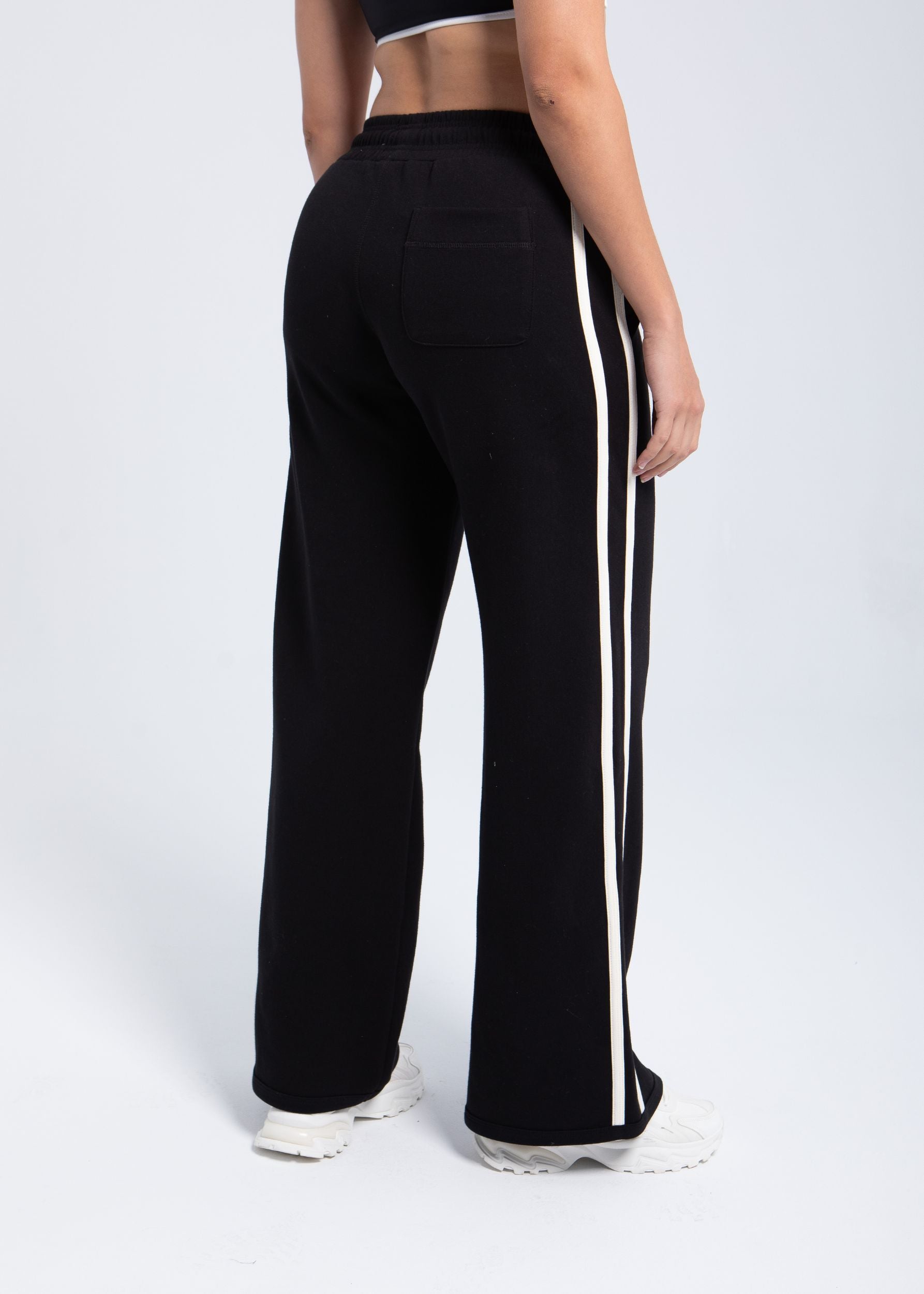 Women’s wide-leg fleece pants with side stripe detail