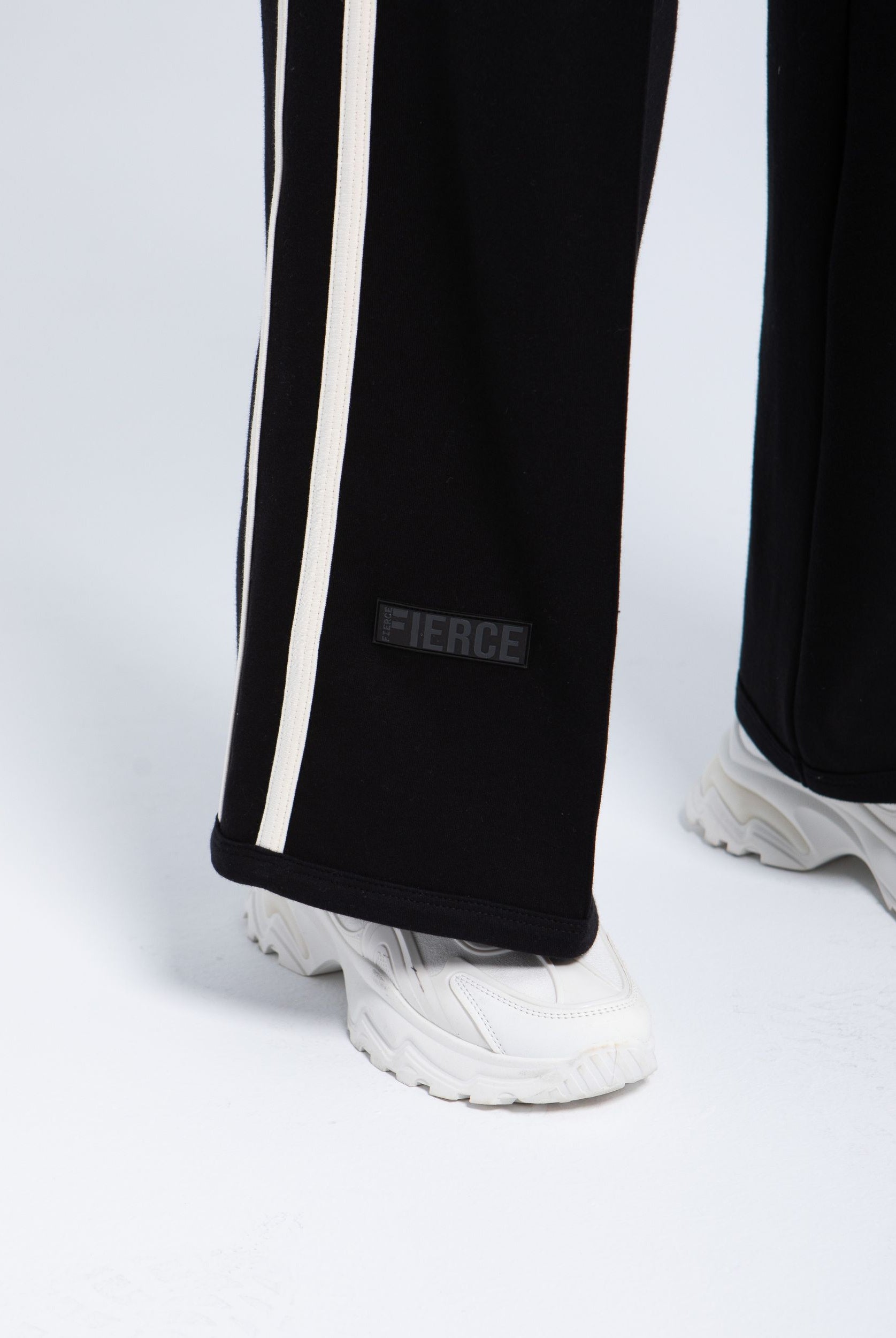Women’s wide-leg fleece pants with side stripe detail