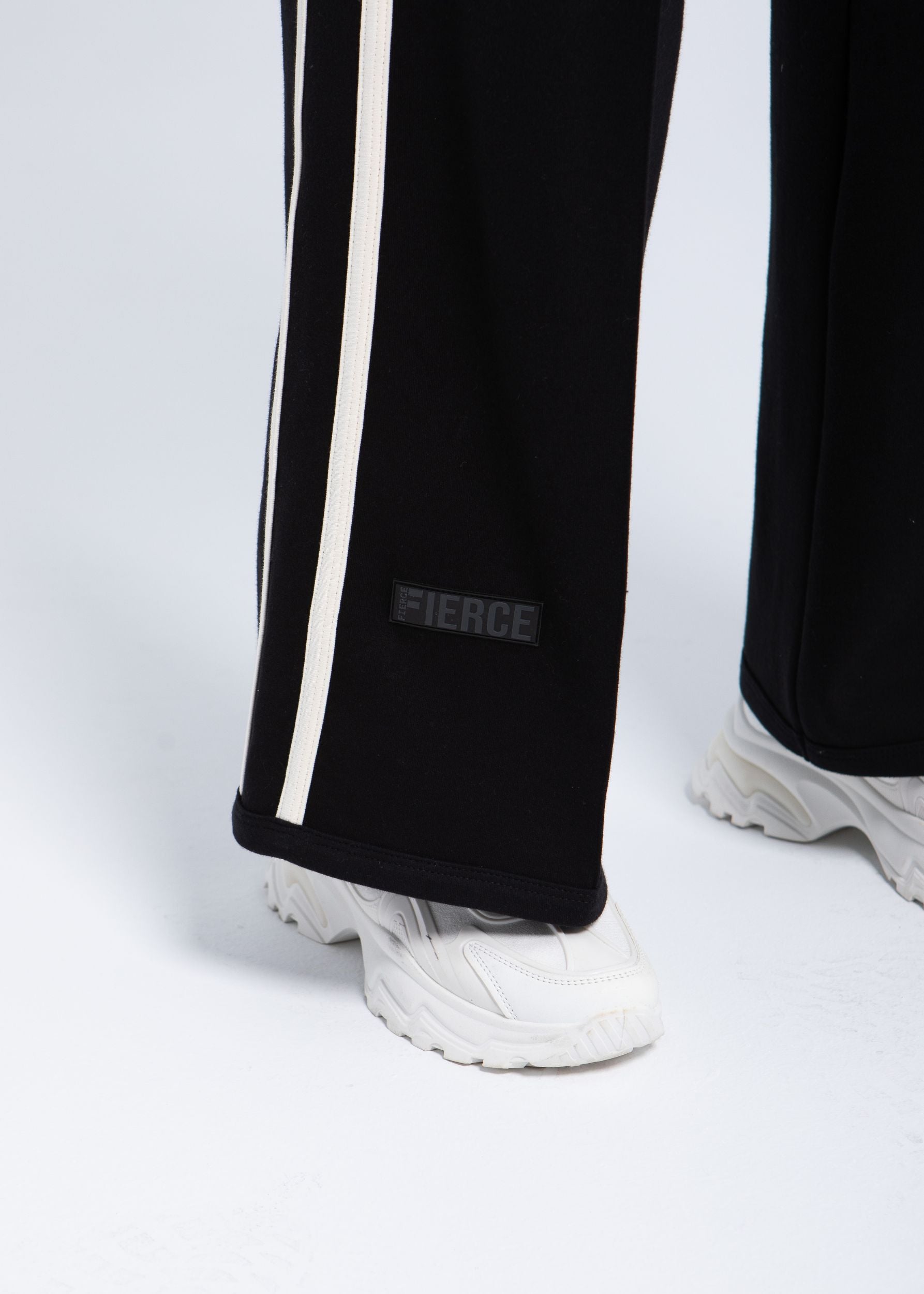 Women’s wide-leg fleece pants with side stripe detail