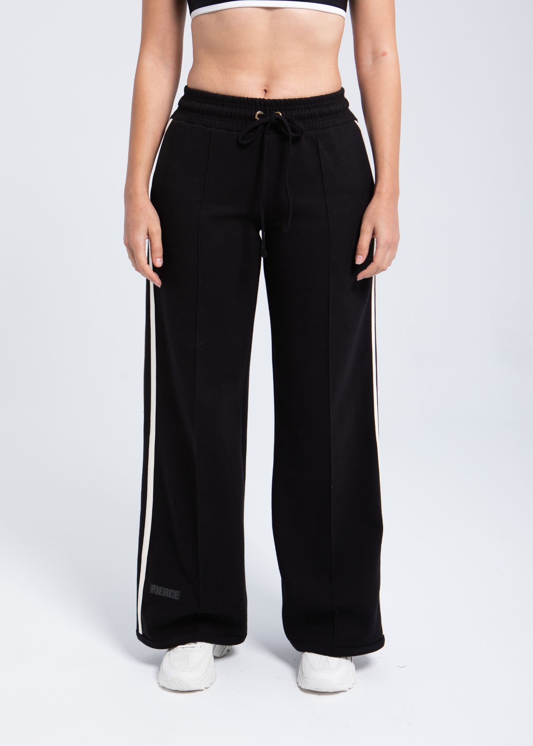 Women’s wide-leg fleece pants with side stripe detail