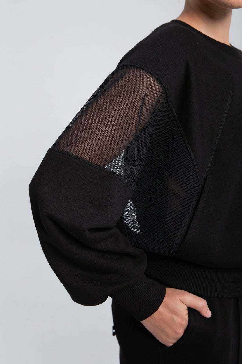 Close-up mesh sleeve with logo patch